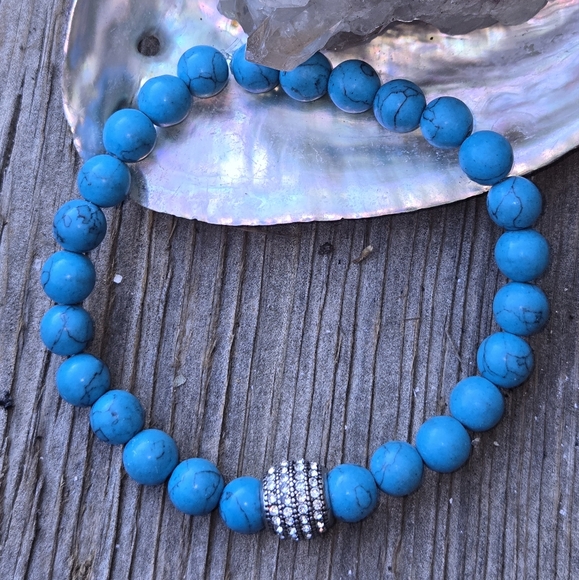 Reconstituted turquoise stretchy bracelet with one accent bead - Picture 3 of 4